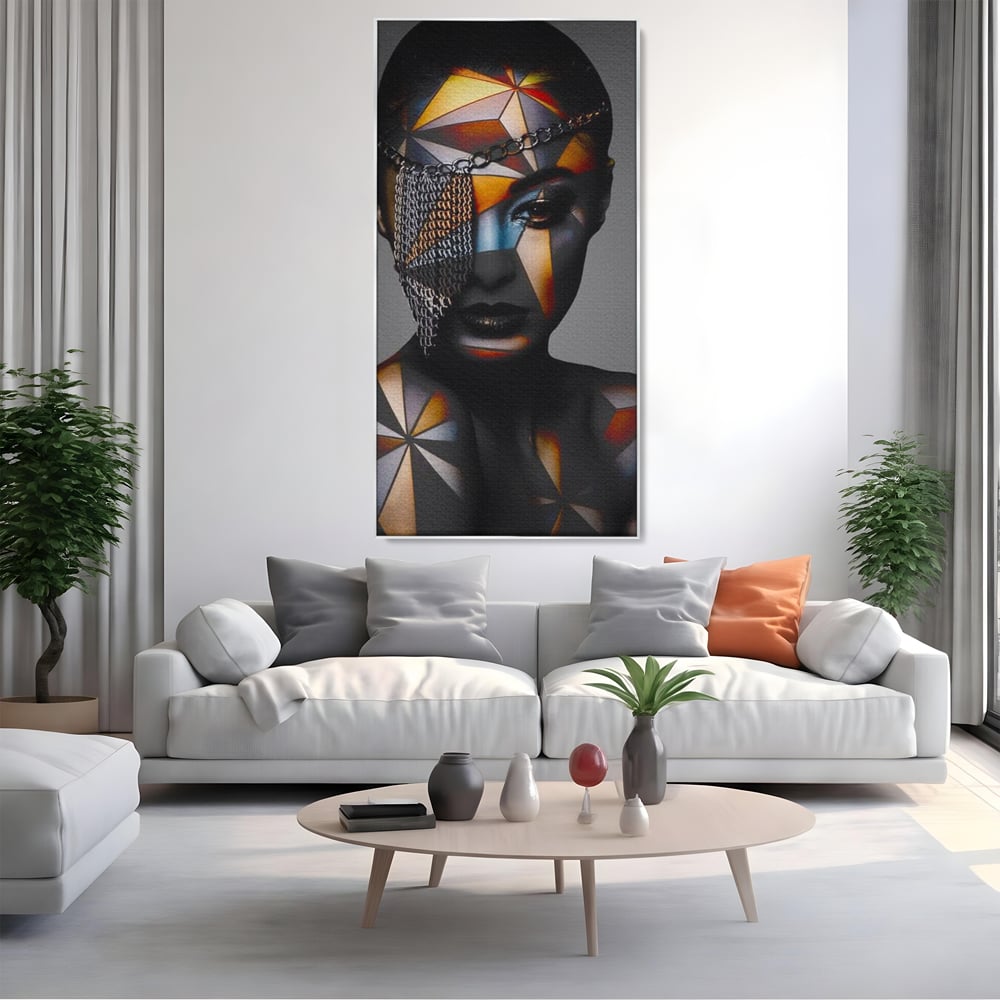 Tablou canvas cu tablou canvas cu portret feminin si lanturi, in rama de aluminiu argintiu, pe perete intr-un living